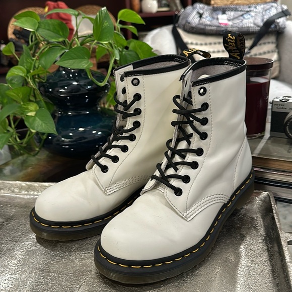 Dr Martens Doc white w yellow stitching 8 eyelet boot sz 7 - Picture 3 of 13